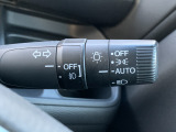 ■オートライト■車外の明るさに応じて、自動的にライトの点灯・消灯をしてくれます。トンネルが続くような道でも、いちいちライトスイッチを操作する必要がありません。消し忘れの心配もありません。