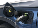 専用コードを接続するだけで簡単に充電が行えます。プラグインハイブリッドモデルRecharge PHEV T5は、走行中の充電のほか自宅などに設置された充電機器からの充電が可能です。
