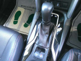 シフトレバー周りのお写真です。 電子制御パーキングブレーキを装備しております。
