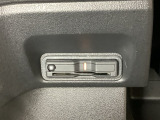 ハンドルの左下にETCがついています。高速道路の料金所の通過も楽々です。 カードの取り出しもしやすい場所についています。