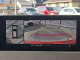車両の前後左右にある4つのカメラを合成することで、まるでご自身のクルマを空から見ているような俯瞰での映像を映し出してくれます。バック時ももちろんのこと、前進時に視界の悪い交差点でも役に立ちますね。