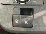 指先だけで簡単に操作が可能な電動パーキングブレーキを搭載。また、渋滞時や駐車券を取るシーンなどで便利なオートブレーキホールド機能も搭載しています。