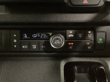 セレクトレバーの左上にオートエアコンがついてますので簡単操作で快適に過ごせます。シートヒータースイッチ内蔵で前席の左右別々に2段階で温度設定ができます。