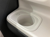 ホットドリンクをちょうど良い温度でキープしてくれる保温機能付きのホッとカップホルダーです。