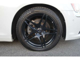 245/45R20 社外マットブラック20アルミホイール クライスラー300の上質な世界を損なわない社外アルミホイールを装着致します。