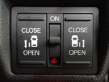運転席からもスライドドアをボタン操作でスピーディーに開閉できます!またスマートキーでも操作できるので便利です。
