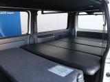 ベッドキット付きなので車中泊が可能です☆