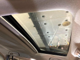 【サンルーフ】開放感たっぷりの希少装備、サンルーフが装着されています!車内に明かりを取り入れたり景色を楽しむ以外にも、車内の空気も簡単に換気できて快適です!