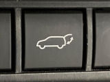 【パワーバックドア】スマートキーや運転席のボタンを押すだけでリアゲートが自動で開閉します!荷物を持っている時や、高い位置にあるバックドアを閉める際に便利な機能です♪