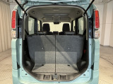 後部トランクスペースも広大です。ただ広いだけでなく積載性にも優れた形状でとても使いやすい!軽い力で開閉可能なのもメリットです!