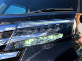 【LEDヘッドライト】悪天候や夜間走行時も良好な視界を確保し安心して運転できる高輝度LEDヘッドライトを装備!点灯速度が早く、消費電力も抑えられています。