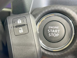 【キーレススタートシステム】カバンやポケットに入れたままでもドアの施錠・解錠が可能なスマートキーを装備。エンジンのオン・オフ時もカギを取り出す必要が無いからとっても便利です♪
