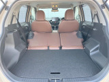ラゲッジルームは、大容量のスペースを確保。普段のお買い物からレジャーまで、幅広く活躍してくれます!また、リアシートを倒すことでバリエーション豊かにお使いいただけます。