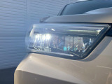 【LEDヘッドライト】悪天候や夜間走行時も良好な視界を確保し安心して運転できる高輝度LEDヘッドライトを装備!点灯速度が早く、消費電力も抑えられています。