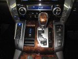 高級車の定番、ゲート式シフト。マニュアル感覚でシフトチェンジできる7速シーケンシャルシフトマチック搭載。