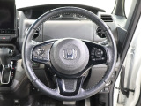 クルーズコントロールが装備されており、速度設定をするだけで一定の速度で自動走行が可能!!一定速度の走行なので燃費の向上やアクセルペダルを踏む必要が無いので長距離ドライブが快適になります!!