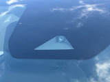 【エマージェンシーブレーキ】走行中に前方の車両等を認識し、衝突しそうな時は警報とブレーキで衝突回避と被害軽減をアシスト。より安全にドライブをお楽しみいただけます。