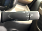 【オートライト】周りの明るさに応じて自動でヘッドライトの点灯・消灯ができる機能です!ライトの付け忘れ・消し忘れなどが無くなり、雨の日や夕方の走行も安心!トンネル通過時も便利ですね♪