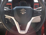 オーディオのボリュームなどを操作できるステアリングスイッチを装備。機能面でもクルーズコントロールやパドルシフトなど十分な機能が備わっています。
