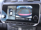 アラウンドビューモニター搭載!大型NCナビには真上から見下ろしているかのような映像を見ながらスムースに駐車できます。さらに人や自転車など周囲に動くものがあると表示とブザーでお知らせしますので安心です。