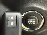 【キーレススタートシステム】カバンやポケットに入れたままでもドアの施錠・解錠が可能なスマートキーを装備。エンジンのオン・オフ時もカギを取り出す必要が無いからとっても便利です♪