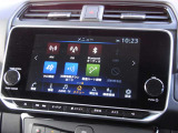EV専用9インチ大型NissanConnectナビゲーションシステムは、地デジTV、ハンズフリーフォン、VICS 、ボイスコマンド、Bluetooth対応、 HDMI接続、Apple CarPlay連携、USB接続、iPod、AM/FMなど対応の高性能ナビです。