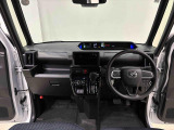 360&deg;UV&IRカット機能ガラス採用。見易い計器類と運転し易いレイアウトのドライビングポジションは、極細Aピラーの採用で視角も少なく前方&左右の見切りが良く安心して運転できます。