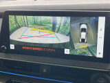 【パノラミックビューモニター】専用のカメラにより、上から見下ろしたような視点で360度クルマの周囲を確認することができます☆死角部分も確認しやすく、狭い場所での切り返しや駐車もスムーズに行えます。