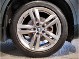 【BMWアロイホイル】軽量かつ強度に拘ったアロイホイル。走行性能ポテンシャルを引き出す設計。車の足元を引き締めてくれる大きなポイントはアロイホイルです。