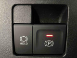 【電動パーキングブレーキ+オートブレーキホールド機能】 指先だけで簡単に操作が可能なパーキングブレーキ、スイッチを押すとブレーキペダルから足を離してもブレーキを保持できるオートブレーキホールド搭載