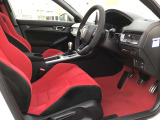 ゆったり、しっかりと座れるシートに運転席は高さ調節可能なハイトアジャスター付き!シート位置の前後と高さ、レバーの上下左右の調節で自分にあったポジションを見つけることができます!