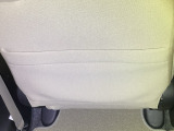 シートバックポッケト。散乱しがちな小物を収納するのに便利です。