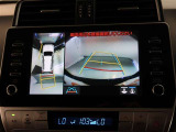 パノラミックビューモニター付きです。車両を上から見たような映像をモニター画面に表示。運転席からの目視では見にくい、車両周辺の状況をリアルタイムでしっかり確認できます。