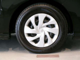 純正のスチールホイール+ホイールキャップ装着車です。