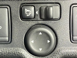 【電動格納ミラー】運転席のスイッチで、ドアミラーの開閉や角度の調整ができます。