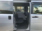 貨物タイプでもしっかりリアシートです。足元スペースもあります。