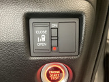 左側電動スライドドアは運転席からでも操作ができるように、ハンドル付近に開閉の操作スイッチが付いています。
