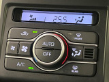 【オートエアコン】一度お好みの温度に設定すれば、車内の温度を検知し風量や温度を自動で調整。暑い&hellip;寒い&hellip;と何度もスイッチ操作をする必要はありません。快適な車内空間には必須の機能ですね♪
