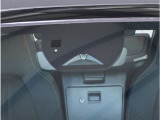 【フォワードセンシングカメラ】夜間走行時に前方の状況を判断したり、車線表示を検知したりします。