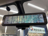 【インテリジェントルームミラー】後席の大きな荷物や同乗者で後方が確認しづらい時でも安心!カメラが撮影した車両後方の映像をルームミラー内に表示。クリアな視界で状況の確認が可能です!