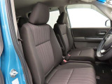 しっかりとしていて上質な座り心地のシートです。 座り心地も良くて長時間の運転も快適ですよ。 肌触りの良いシートが評判です。