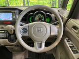 インテリアに合わせたデザインのステアリングは、運転される方のことも考え、運転しやすい形状、大きさです。是非一度、実際に触ってお確かめください。