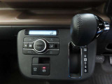 オートエアコンを装備しています。室内の温度を設定すると、センサーが室温を感知して、温度、風量を自動的にコントロールし、快適な空間にしてくれます。