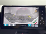 【バックモニター】後ろのカメラの映像をモニターに映し出すことができます!後方の見えない死角や、障害物との距離感をしっかり確認することができます!駐車が苦手な方におすすめです。