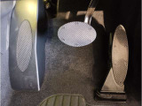 【ペダル】BMWはオルガン式アクセルペダルを採用しています。踏み込む足とペダルが同じ軌跡を描くため、かかとがずれにくく、アクセルコントロールがよりしやすくなるメリットがあります。