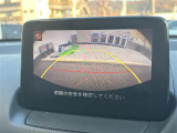 【バックモニター】後ろのカメラの映像をモニターに映し出すことができます!後方の見えない死角や、障害物との距離感をしっかり確認することができます!駐車が苦手な方におすすめです。