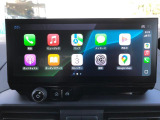Apple CarPlay、Android Auto 対応。スマホを接続するとタッチスクリーン上でマップ、通話、メッセージ、ミュージックなどのアプリをスマホ同様に操作できるミラースクリーン機能搭載