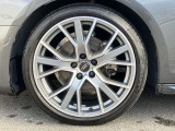 19インチ純正アルミホイール装備 全車両に標準装備の純正アルミホイールは、純正ならではのバランスの良いデザインと、走行安定性をお楽しみ頂けます。