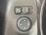 【電動格納ミラー】運転席のスイッチで、ドアミラーの開閉や角度の調整ができます。