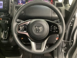 ハンドルにHondaセンシング系のクルーズコントロールやレーンキープアシストなどのスイッチと、オーディオの操作スイッチが装備されています。ハンドルから手を離さず安全に操作できます。